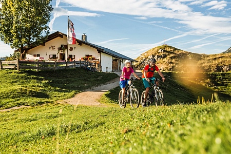 e-bike-fahrer-auf-der-huberalm-in-den-kitzbueheler-alpen©mirjageheye5
