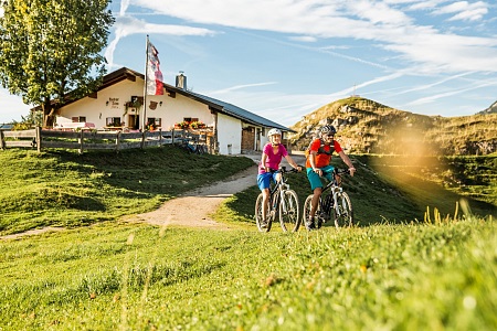 e-bike-fahrer-auf-der-huberalm-in-den-kitzbueheler-alpen©mirjageheye5