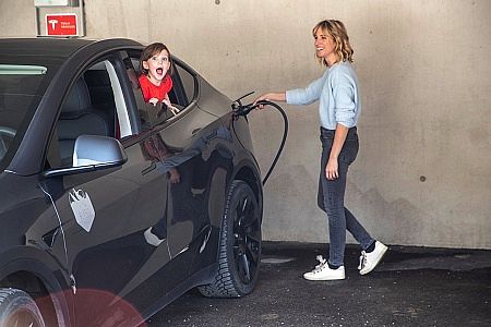 tesla-und-universal-elektro-tankstelle-alpegg-chalets-waidring-steinplatte
