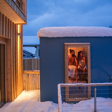 In der outdoor Sauna am Biotop den Urlaub genießen, die Alpegg Chalets machen dies möglich