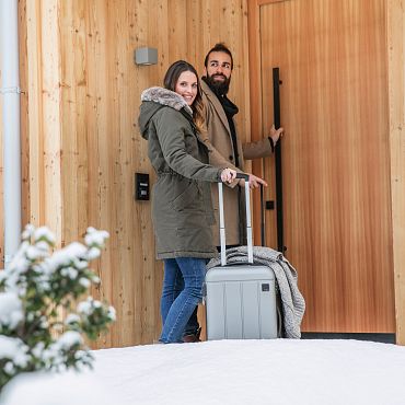 alpegg_Steinplatte_HotelWaidring_Kitzbuel_Ski-Eingang Ankunft im Chalet