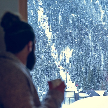 alpegg_Steinplatte_HotelWaidring_Kitzbuel_Ski-Kaffeetrinken am Fenster