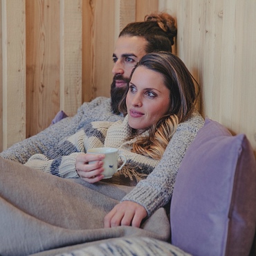 alpegg_Steinplatte_HotelWaidring_Kitzbuel_Ski-kuscheln auf der Terrasse