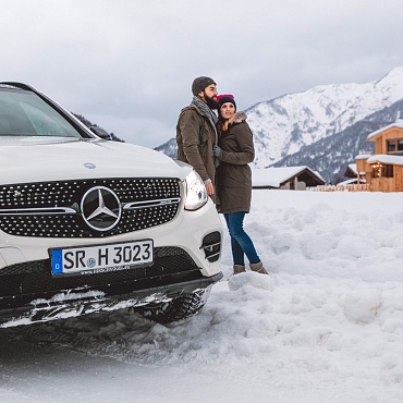 alpegg_Steinplatte_HotelWaidring_Kitzbuel_Ski-Mercedes vor dem Chalet