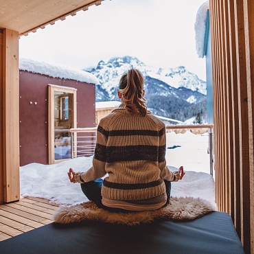 Yoga am See mit Blick auf die Kitzbüheler Alpen, Urlaub in den Alpegg Chalets