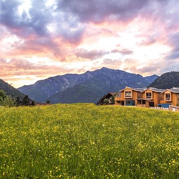 Außenansicht Alpegg Chalets Steinplatte waidring Abenddämmerung