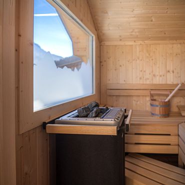 Private Outdoor Sauna mit natürlicher Latschenkiefer für ein authentisches Wellness-Erlebnis in den Tiroler Alpen