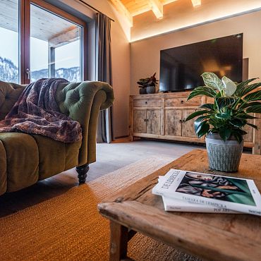 Einladendes Wohnzimmer mit stilvoller Dekoration und Kamin in der Main Lodge für ein entspannendes Ambiente