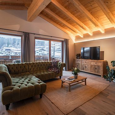 Geräumiges, lichtdurchflutetes Wohnzimmer mit moderner Einrichtung in den Alpegg Chalet Main Lodge