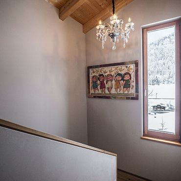 Holzgetäfelte Treppe führt in den ersten Stock der Main Lodge, unterstreicht das alpine Design