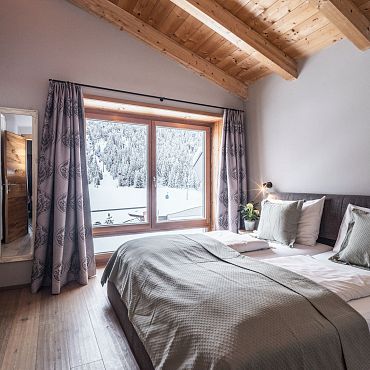 Luxuriöses Schlafzimmer mit Panoramablick auf die Tiroler Berge