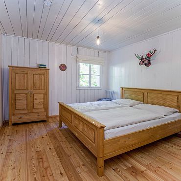 Schlafzimmer im Erdgeschoss mit Waldblick