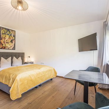 Doppelbett-Schlafzimmer "Stay horny for Art" mit Balkon