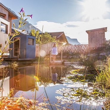 Frühstück am See mit Sonnenaufgang Alpeggchalets Waidring Pillerseetal Alpegg