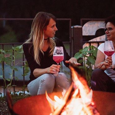 Lagerfeuer am Rooftop Garten_alpegg chalets steinplatte waidring