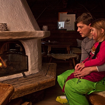 Aufwärmen in einer Berghütte in der Region Steinplatte