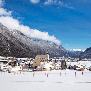 Waidring_Steinplatte_Alpegg Chalets_Ortskern mit Kirche