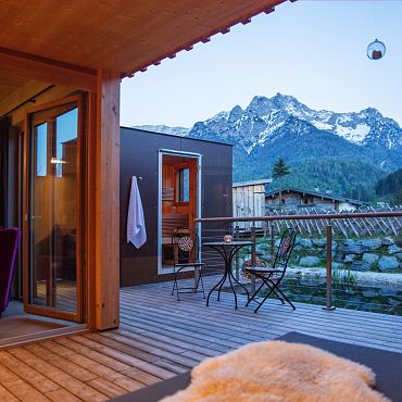 Sonnenuntergang auf der Terrasse am Biotop_alpegg chalets_Waidring_Pillerseetal_Alpegg-19