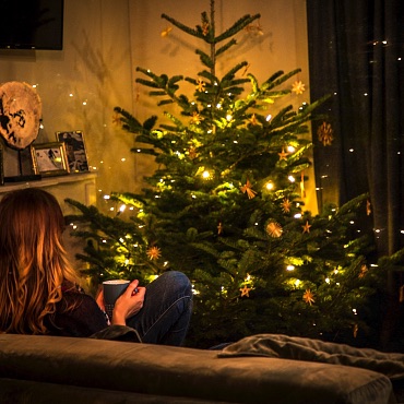 Weihnachten in den Alpegg Chalets Christbaum im Wohnzimmer